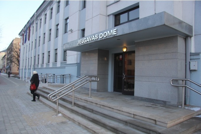 Tiesa ļauj rīkot piketu pie Jelgavas domes pret skolas reorganizēšanu, tomēr piketētāji neierodas