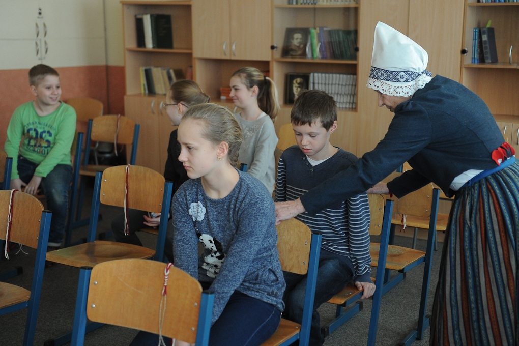 Jelgavas 5. vidusskolas audzēkņi iepazīst tautastērpus (FOTO)