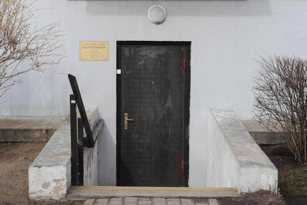 Bezpajumtniekam prasa divus eiro vai parāda uz durvīm