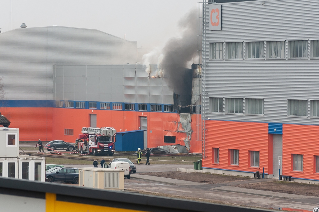 "NP Jelgavas biznesa parka" ražošanas ēku dzēš vairāk nekā 30 ugunsdzēsēju no tuvākās apkārtnes (FOTO) papildināta