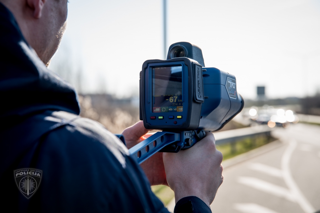 Policija satiksmes uzraudzībā sāk izmantot rokas video radarus