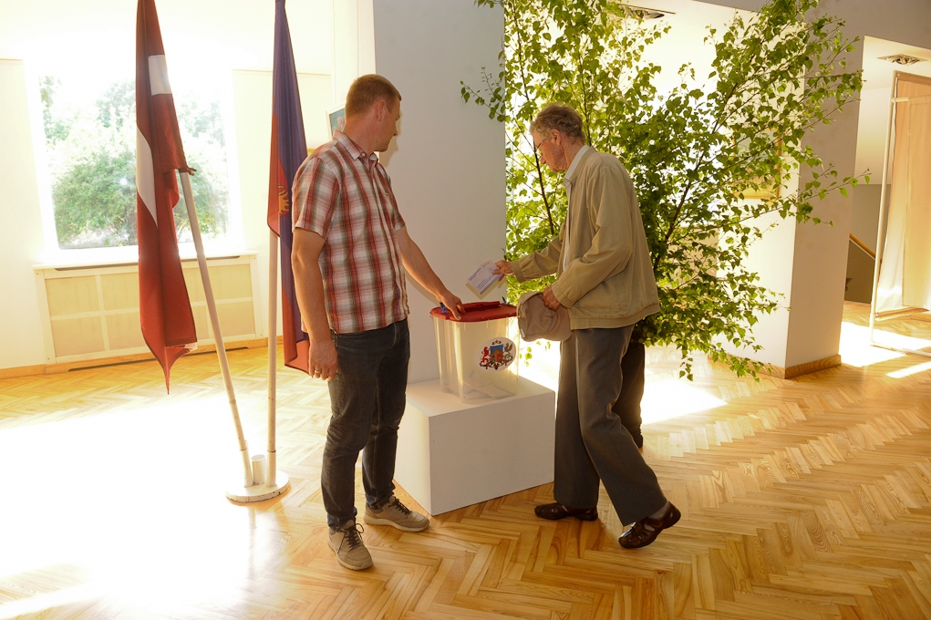 Latvijā sākas iepriekšējā balsošana EP vēlēšanās (FOTO)