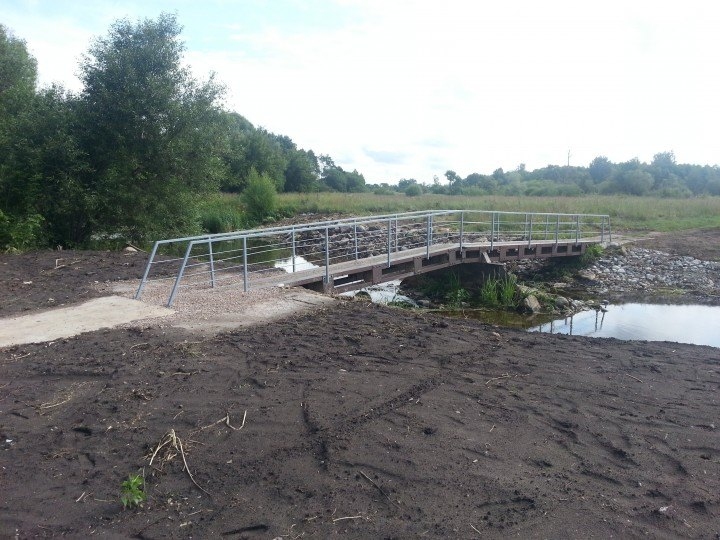 Uzlabots Dzirnavu ielas gājēju tilts pār Platones upi Jelgavā 