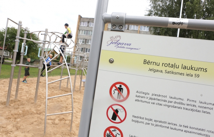 Jelgavā, Satiksmes ielā  izveidots bērnu rotaļu laukums