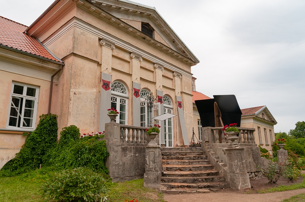 Jaunauces muižā – ieroči, zirgi, žandarmi (FOTO)