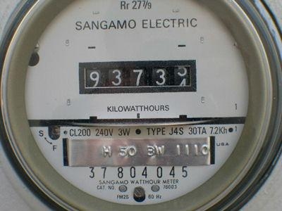 Elejā daudzdzīvokļu mājā deg elektrības skaitītāji; Jelgavā no koka noceļ bērnu                                  