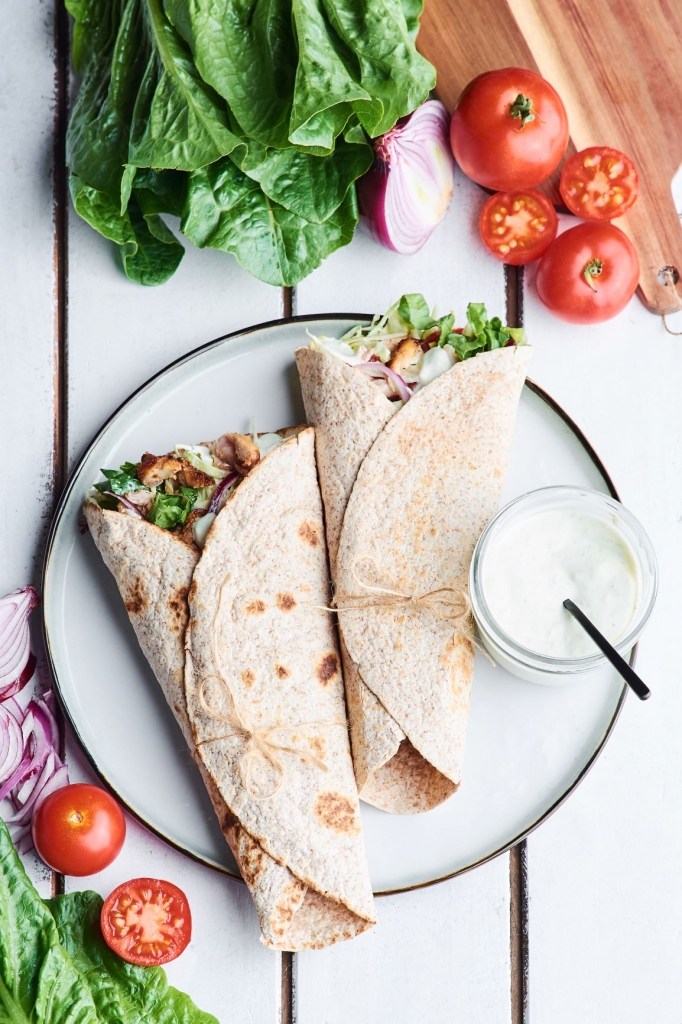 Mājās gatavots vistas kebabs un veģetārais falafels 