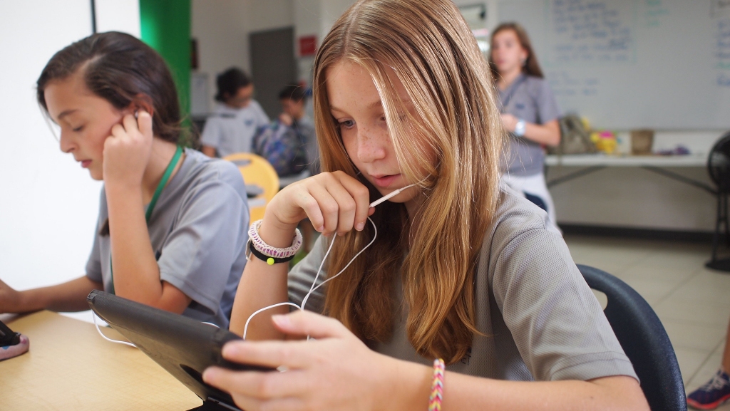 Kā pedagogiem uzsākt sarunu ar skolēniem par kibermobingu, integrējot to mācībās?