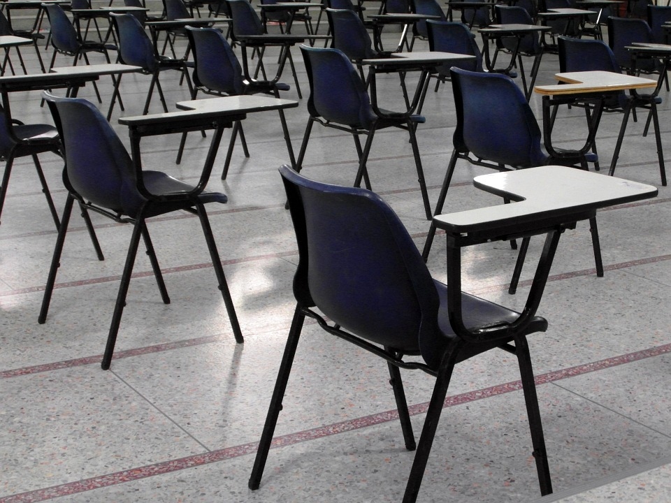Lēmumu par skolēnu atbrīvošanu no eksāmeniem komisiju vietā pieņems skolas vadītājs
