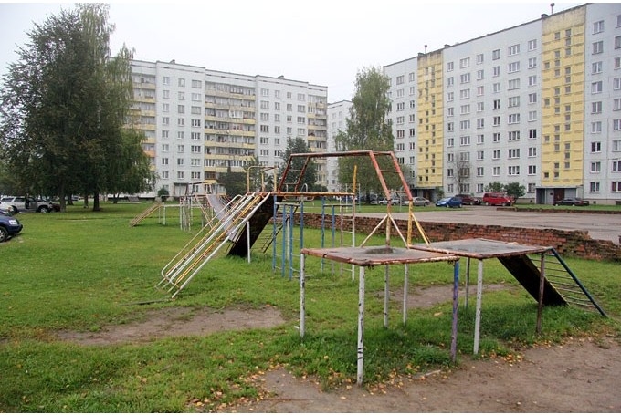 Loka maģistrāles pārbūves dēļ Jelgavā vairāki daudzdzīvokļu māju pagalmi palikuši bez apgaismojuma