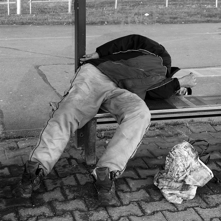 Cīņā pret apreibināšanos plāno sākt diskusiju par lētā odekolona cenu paaugstināšanu