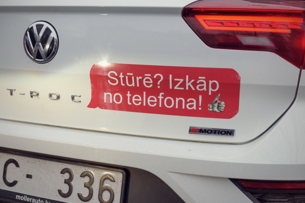 Par mobilā telefona un citu viedīrīču lietošanu pie auto stūres tiks reģistrēts viens pārkāpumu uzskaites punkts