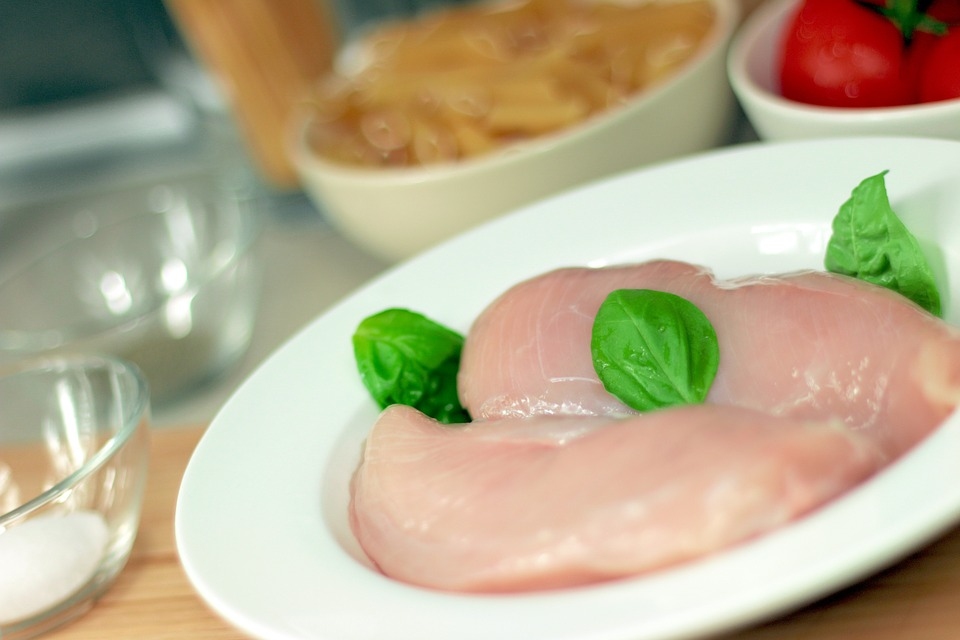 PVD konstatējis salmonellas Polijas izcelsmes putnu gaļā; produkcija piegādāta arī "Baltic Restaurants Latvia" (papildināta)