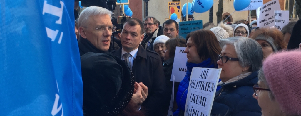 Izglītības un zinātnes darbinieku arodbiedrība draud ar pedagogu protestu martā