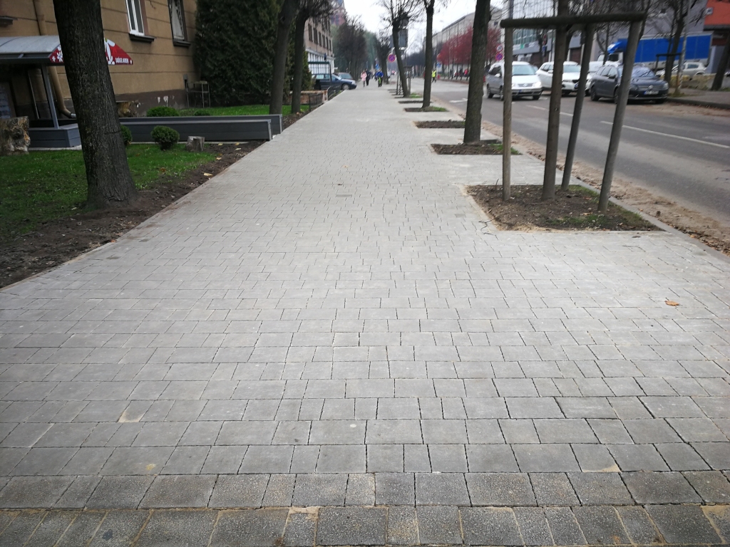 Jelgavā atjaunots segums ietvei Katoļu ielā
