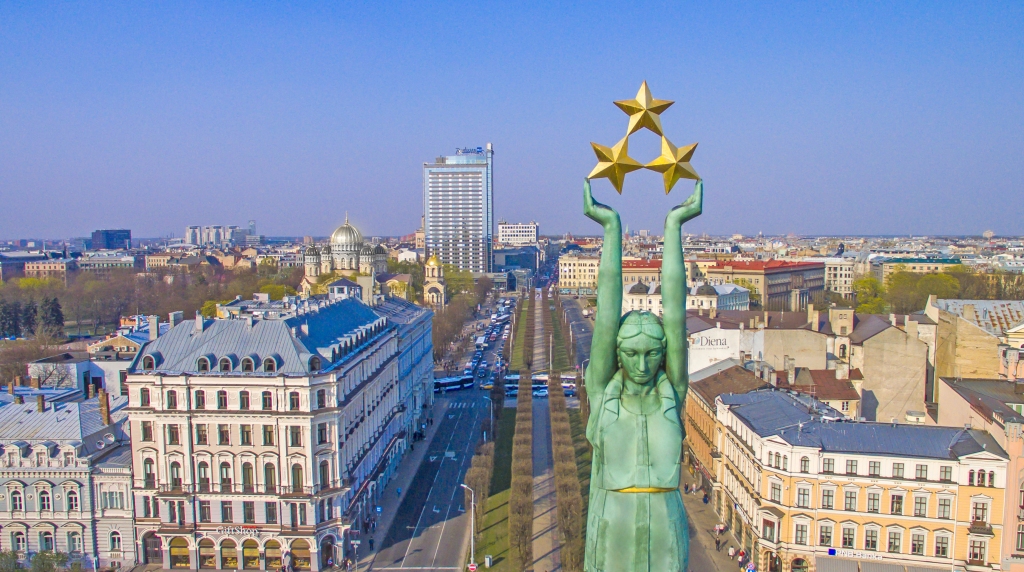 Zemessardzes orķestris piedalās zibakcijā “Latvija, celies” pie Brīvības pieminekļa Rīgā