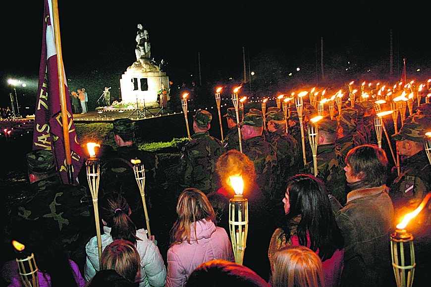 Vērtēs rosinājumu Lāčplēša dienu noteikt par brīvdienu, atsakoties no brīvdienas 1.maijā