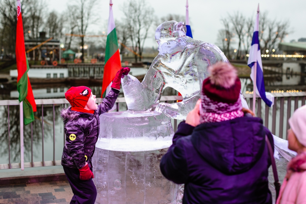 Aizvadīta 22. Starptautiskā ledus skulptūru festivāla otrā diena (FOTO)