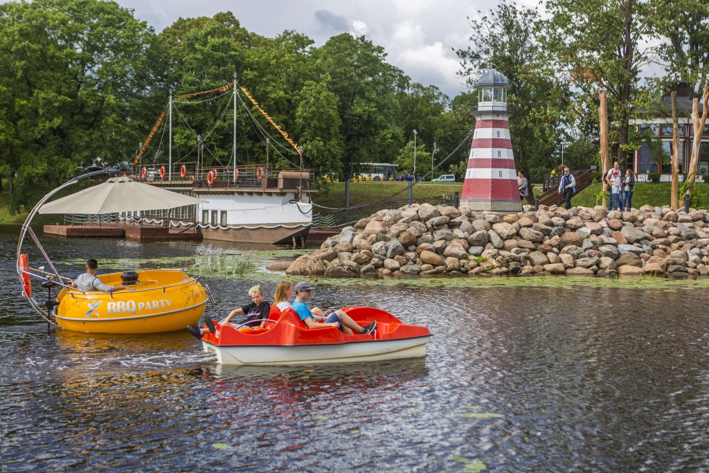 Jelgavā paplašina iespējas atpūtai uz ūdens; jaunums - elektriskā laiva ar grilu