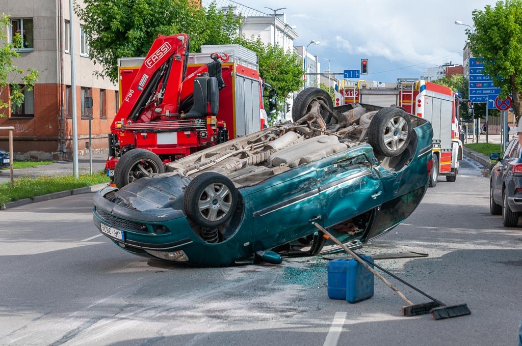 Jelgavas centrā saduras divas automašīnas (papildināta) (FOTO, VIDEO)