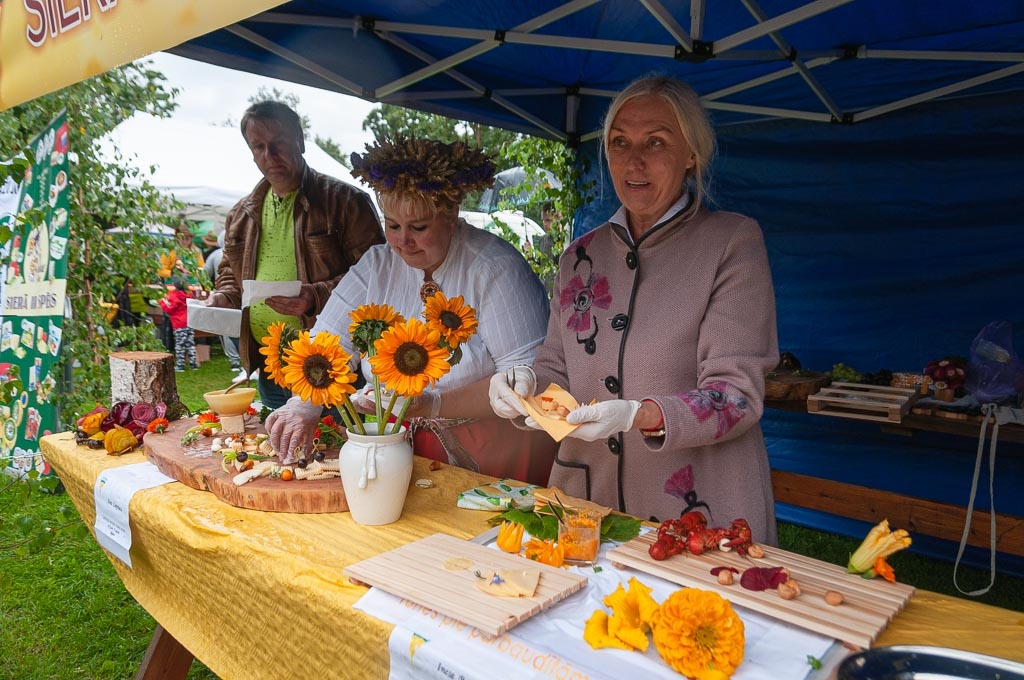 Jelgavā pulcē Piena, maizes un medus svētki (FOTO)