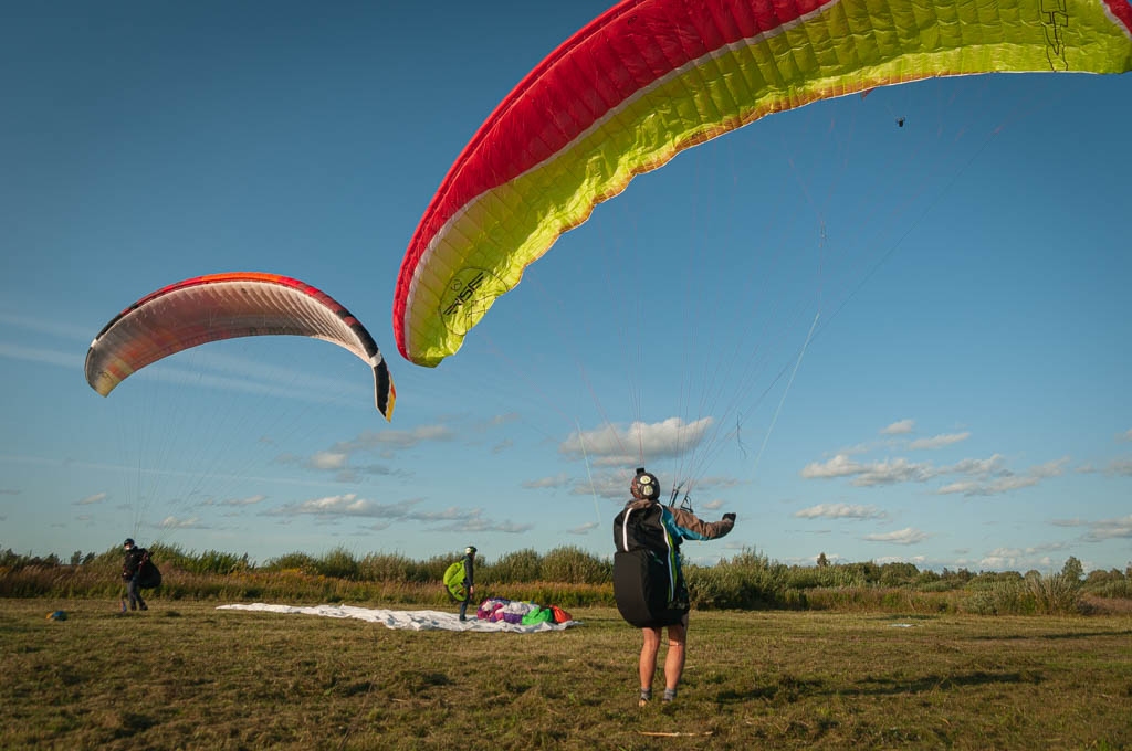 Jelgavas lidlaukā sacenšas paraplānu piloti (FOTO)