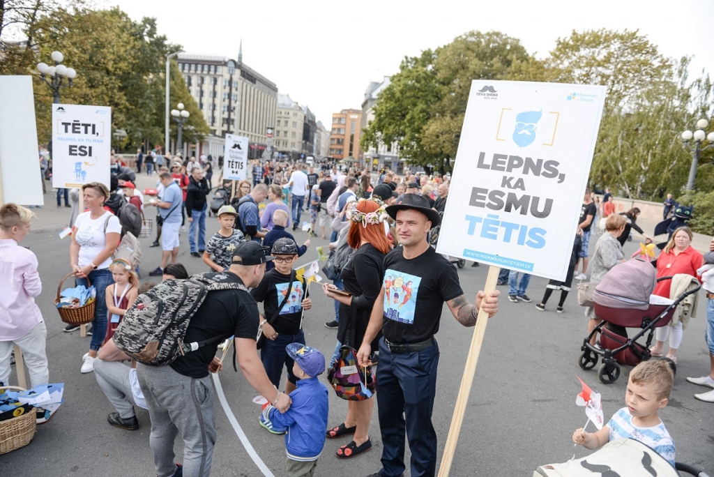 Aptauja: Ceturtdaļa tēvu vēlētos, lai ģimene viņiem vairāk uzticas