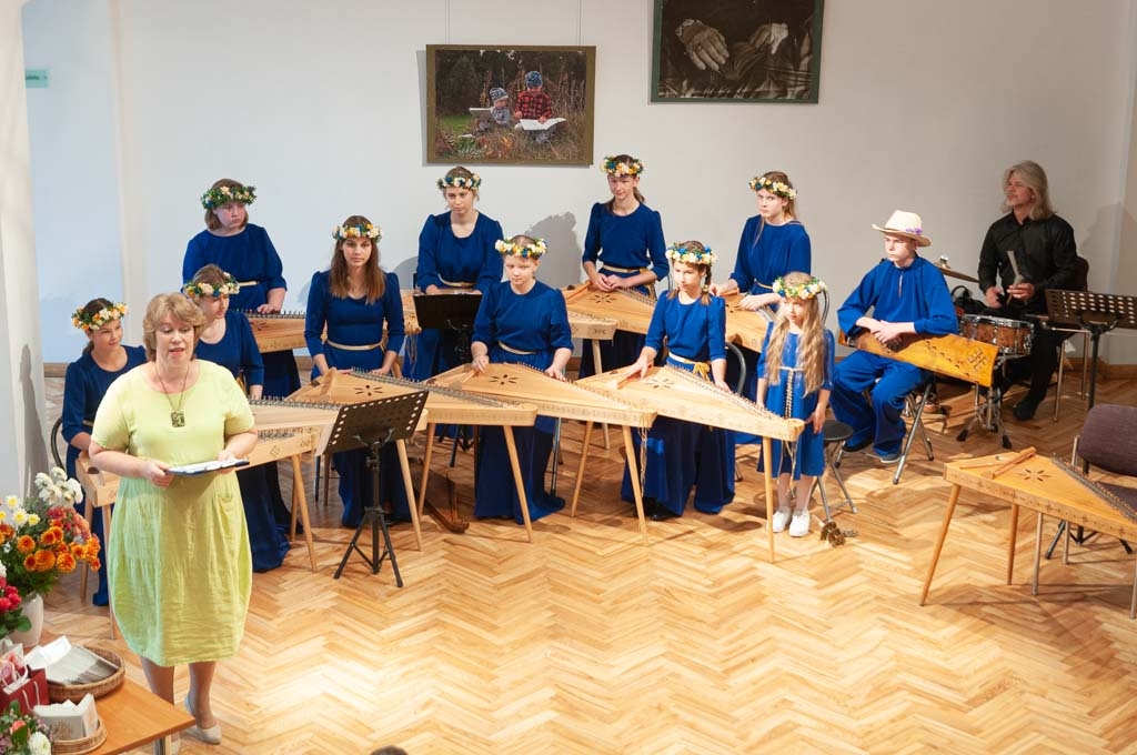 Dzimšanas dienu svin ar gleznu izstādi un jauna albuma prezentāciju (FOTO)