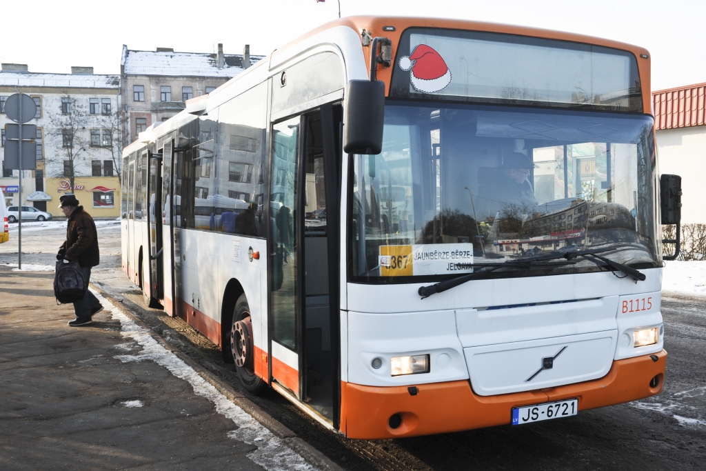 Valsts svētkos gaidāmas izmaiņas gandrīz 400 reģionālo autobusu maršrutu