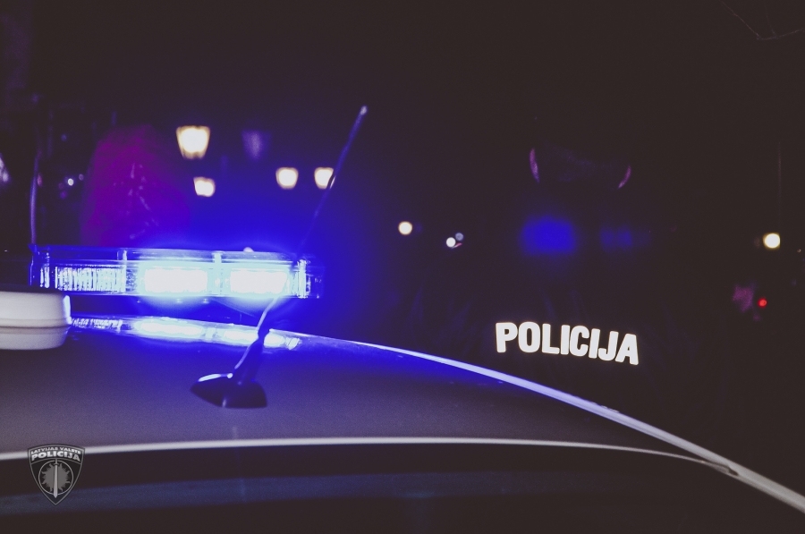 Dobeles novadā nepilngadīgais ar auto bēg no policijas