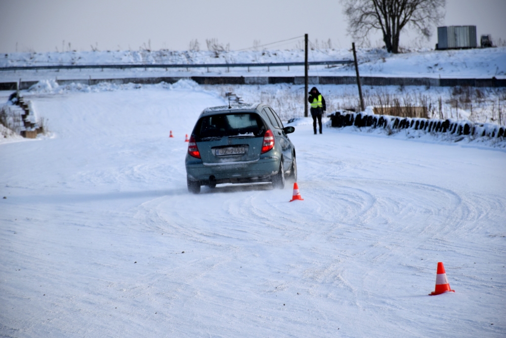 Netiek galā ar automašīnas vadāmību