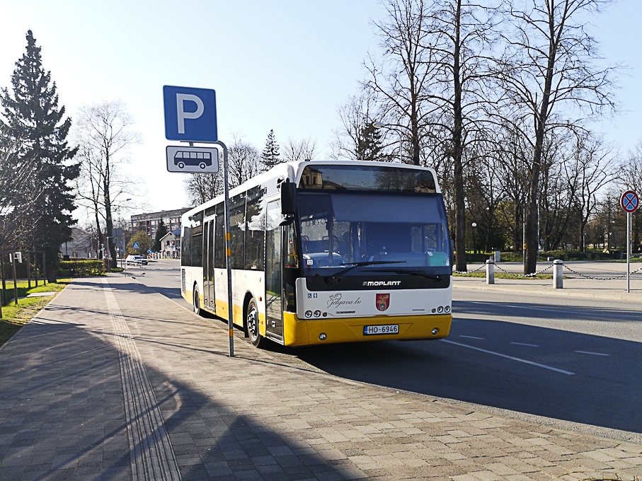 Jelgavā sieviete izraisa sadursmi ar autobusu