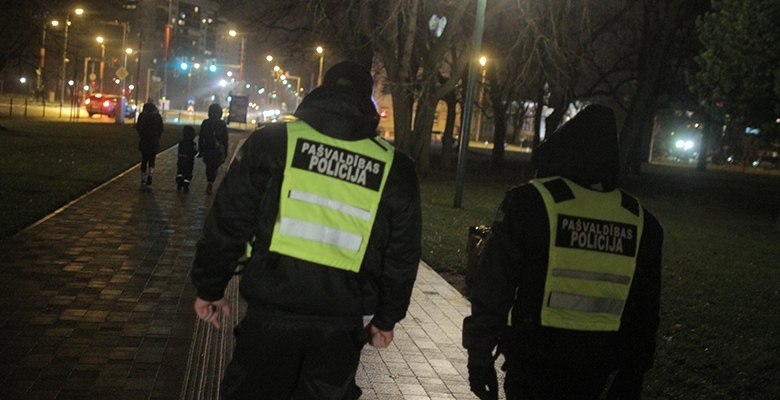 Pašvaldības policija komandantstundas laikā Jelgavā pārbaudījusi 69 personas