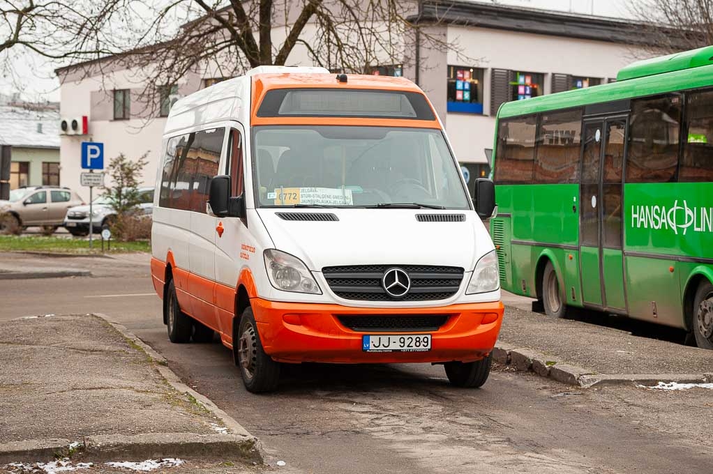 Notikusi sadursme ar pasažieru autobusu