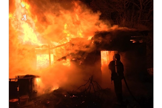 Koka mājas ugunsgrēkā Jelgavas novadā šorīt gājis bojā cilvēks (papildināta)