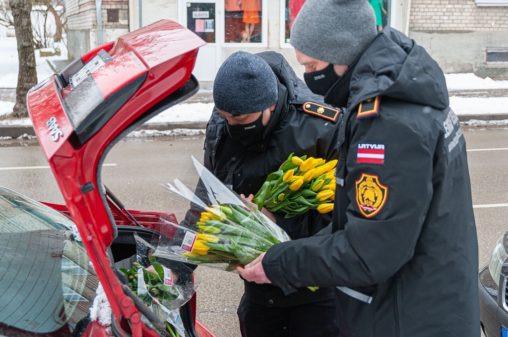 Brīvprātīgie ugunsdzēsēji sveic Jelgavas sievietes svētkos 