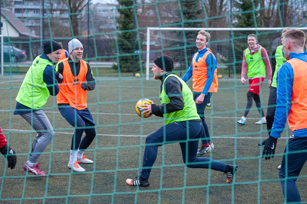 Brīvas futbolistu vakances draudzīgi pozitīvā klubā (FOTO)