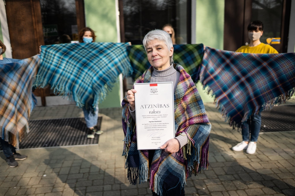 Tekstilmāksliniece Ingrīda Ozolniece saņem Kultūras ministrijas atzinību