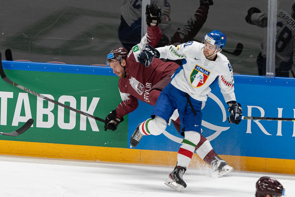 Latvijas hokeja izlase pasaules čempionātā trīs neieskaitītu vārtu spēlē uzvar Itāliju (FOTO)