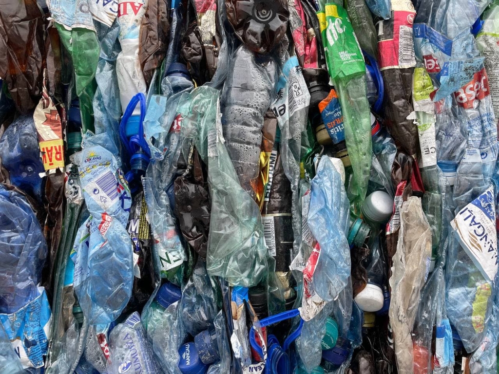 Saeimas komisija izskatīšanai galīgajā lasījumā virza vienreizlietojamās plastmasas daļēju aizliegumu