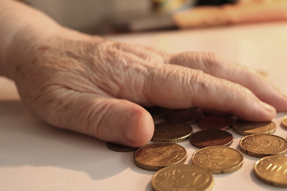 Tiek apsvērta iespēja no 2023. gada Latvijā noteikt bāzes pensiju