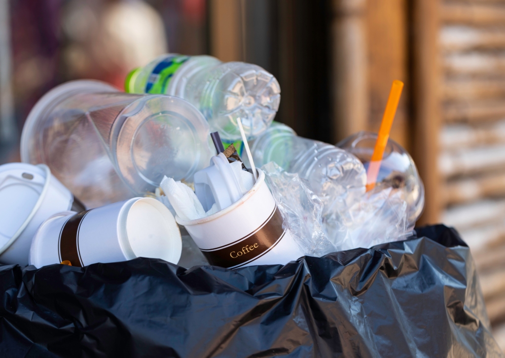 Latvijā nosaka vienreizlietojamās plastmasas daļēju aizliegumu