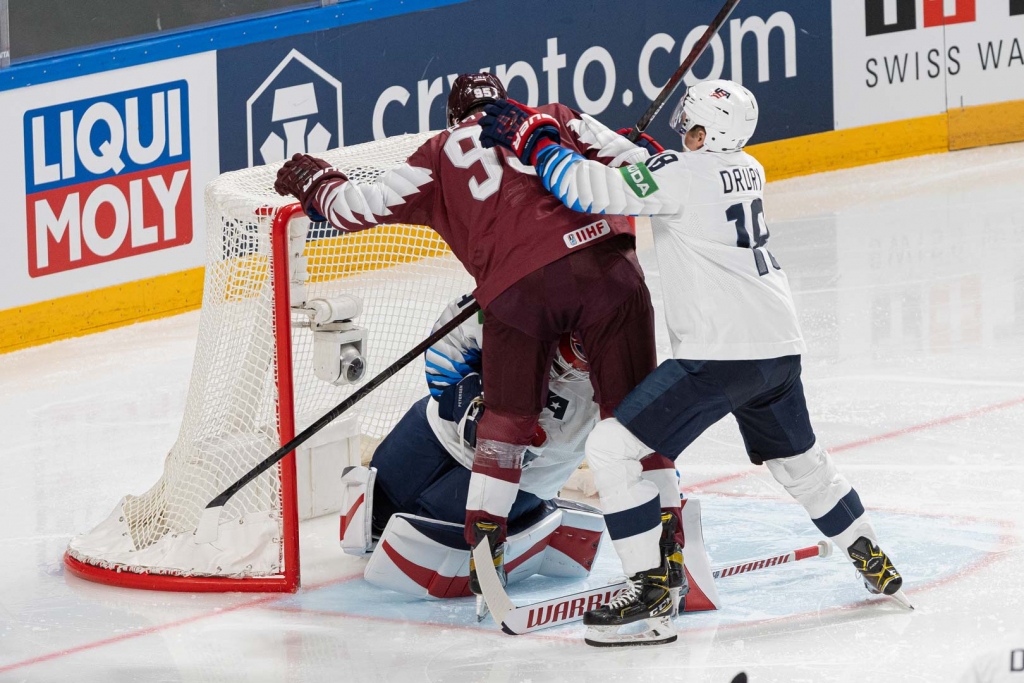 Latvijas hokeja izlase pasaules čempionāta ceturtajā spēlē piekāpjas ASV (FOTO)