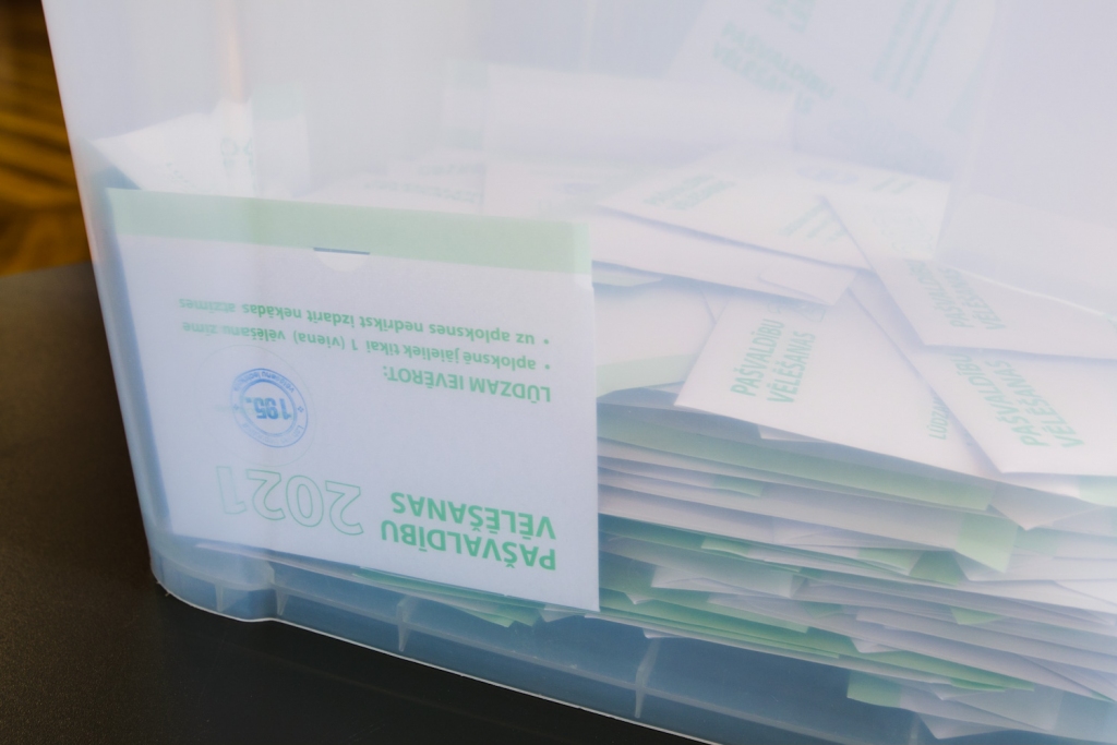 Jelgavas vēlēšanu iecirknī konstatē desmit neapzīmogotas aploksnes