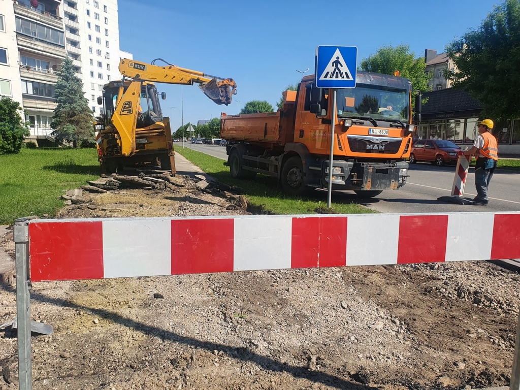 Pasta ielas posmā atjauno ietves segumu