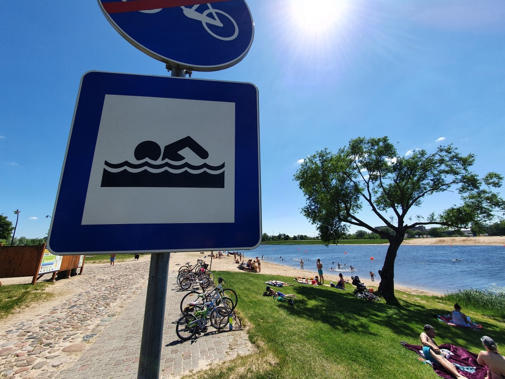 Ūdens temperatūra peldvietās vietām sasniedz +21 grādu