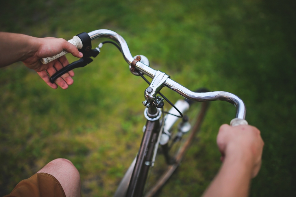 Velosipēdists uzbrauc sievietei un aizbēg