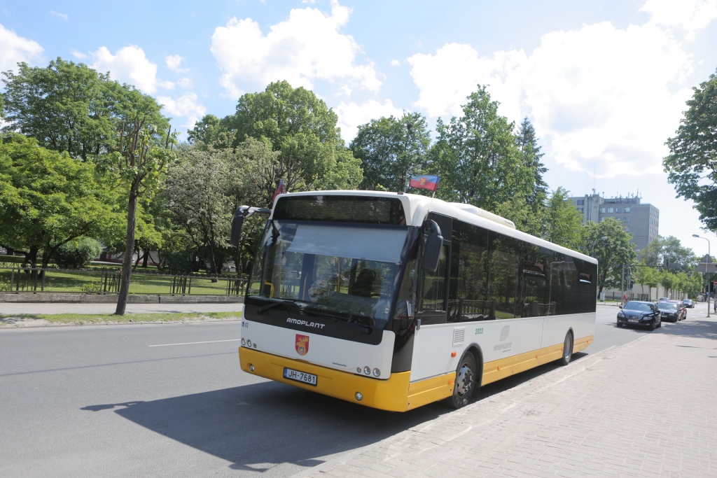 Izraisa sadursmi ar satiksmes autobusu