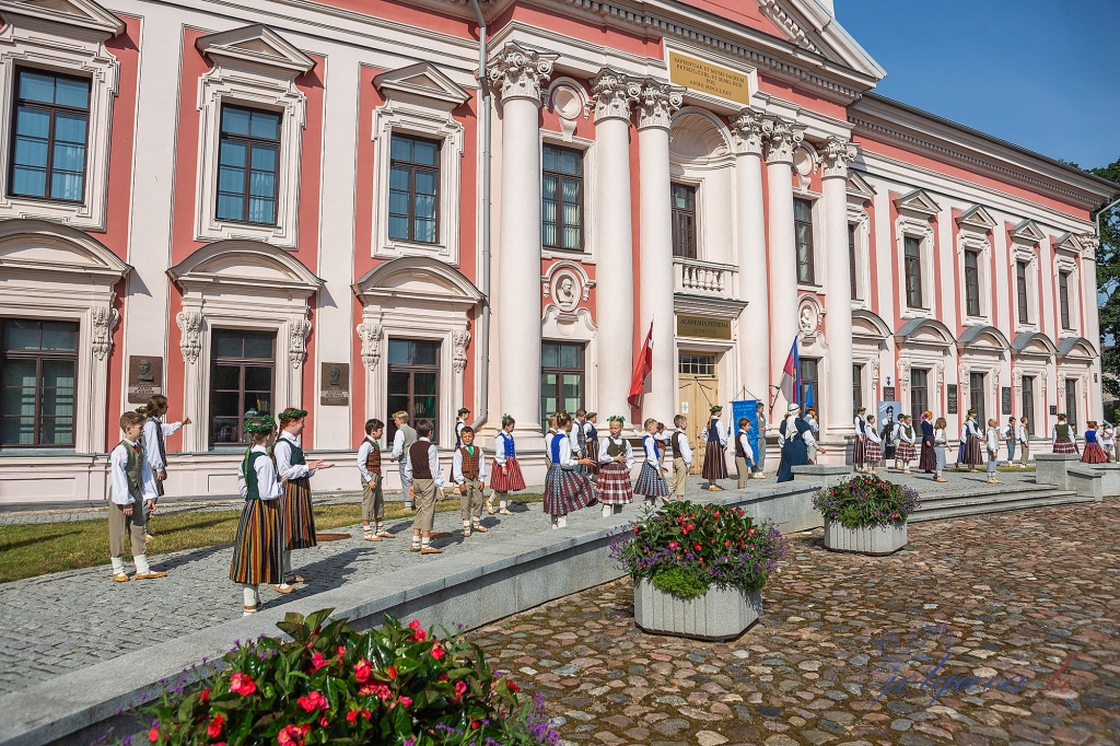 Jelgavas kolektīvi nosūtījuši savus skolēnu dziesmu un deju svētku sveicienus