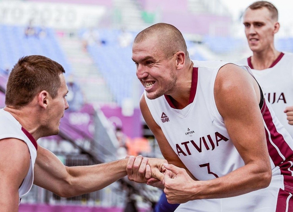 Ziņas no Tokijas: Edgars Krūmiņš "izšauj" un ieved Latvijas 3x3 basketbola izlasi pusfinālā